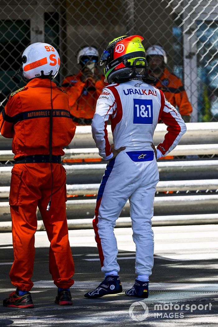 Mick Schumacher, Haas F1, Habla con un oficial de pista después de su incidente en la FP2