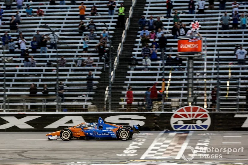 Ganador Scott Dixon, Chip Ganassi Racing Honda se lleva la bandera a cuadros