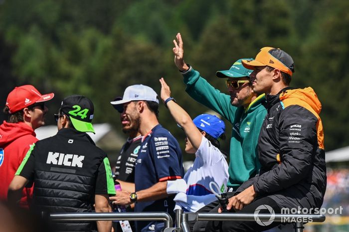 Fernando Alonso, Aston Martin F1 Team, Lando Norris, McLaren F1 Team, en el desfile de pilotos.