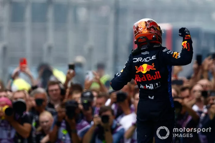 Max Verstappen, Red Bull Racing, 1ª posición, en Parc Ferme 