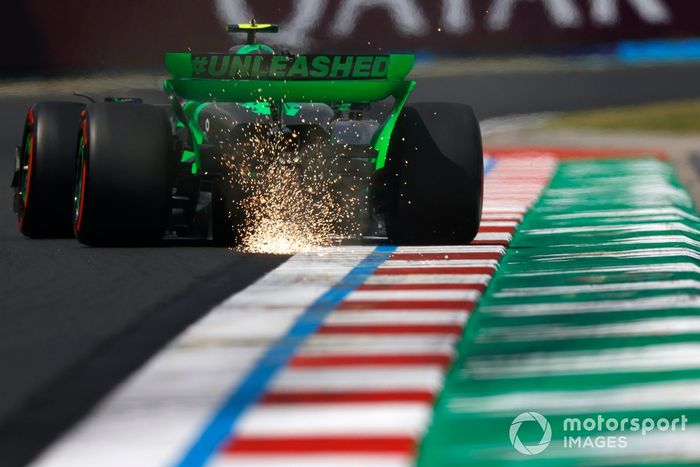 Zhou Guanyu, Stake F1 Team Kick Sauber C44, echa chispas