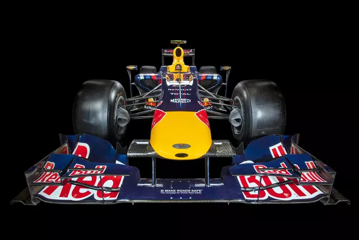 10位：レッドブルRB5（2009年）： レッドブルが初勝利を挙げたマシン。ブラウンGPと激しいタイトル争いを繰り広げ、それまでとは勢力図を一変させることになった。 この年はKERSが導入された初年度。しかし非メーカー系チームであるレッドブルは、KERSを搭載することはなかった。 当初は細いノーズだったが、シーズン中盤からは太いノーズに変更されその印象がガラリと変わった。また、ブラウンGPやトヨタが使っていたダブルディフューザーも採用し、戦闘力が向上。セバスチャン・ベッテルが4勝、マーク・ウェーバーが2勝