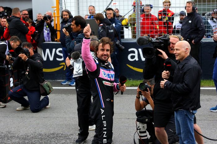 Fernando Alonso, Alpine F1 Team, en parrilla tras la clasificación