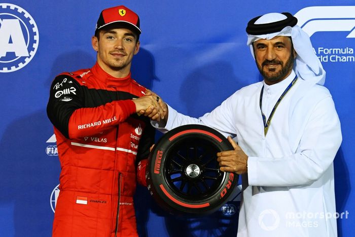 Ganador de la pole Charles Leclerc, de Ferrari, recibe el premio Pole Position de manos de Mohammed bin Sulayem, Presidente de la FIA