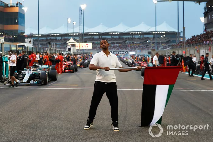 Will Smith ondea la bandera de los Emiratos Árabes Unidos al comienzo de la carrera