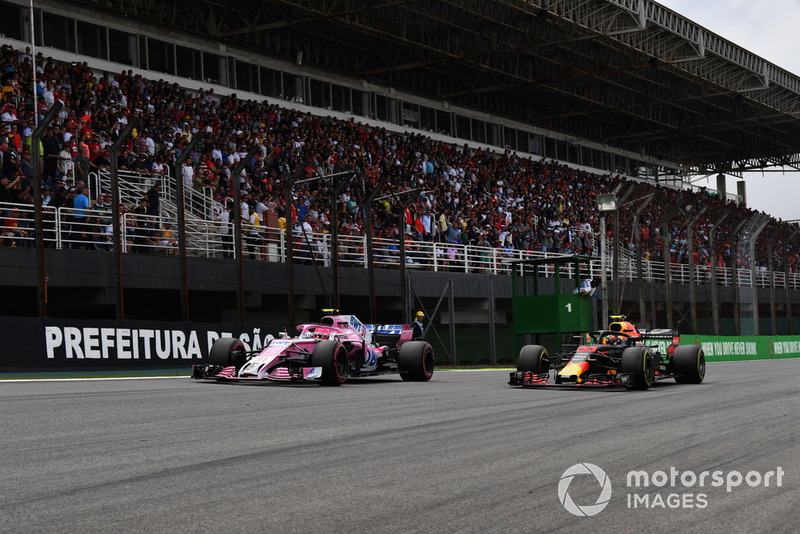 Esteban Ocon, Racing Point Force India VJM11 et Max Verstappen, Red Bull Racing RB14 en lutte