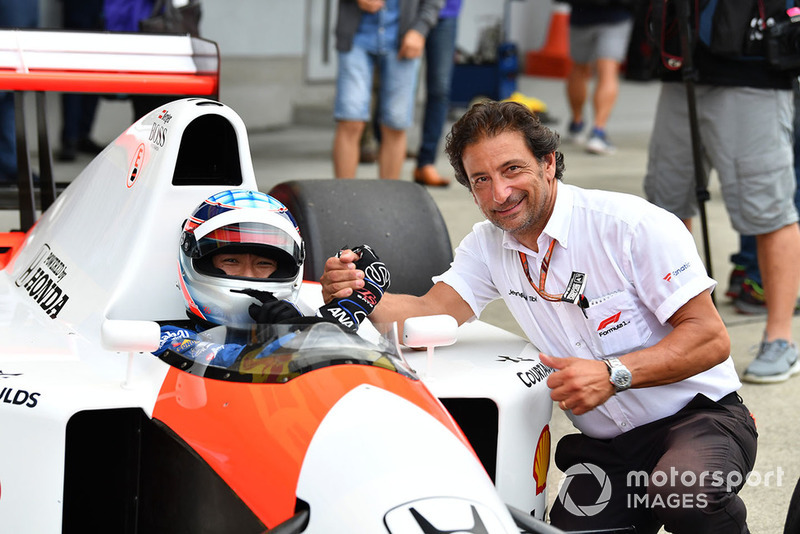 Takuma Sato, McLaren Honda MP4-7A and Jean-Michel Tibi, FOM Cameraman at Legends F1 30th Anniversary Lap Demonstration