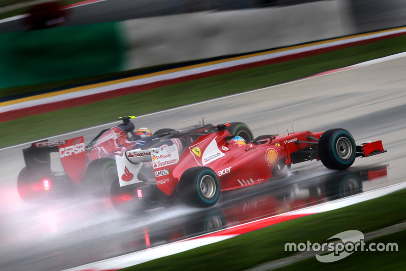 Fernando Alonso, Ferrari F2012, passeert Jean-Eric Vergne, Toro Rosso STR7 Ferrari