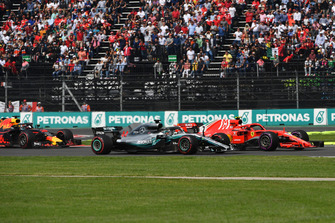Lewis Hamilton, Mercedes-AMG F1 W09 EQ Power+ et Kimi Raikkonen, Ferrari SF71H