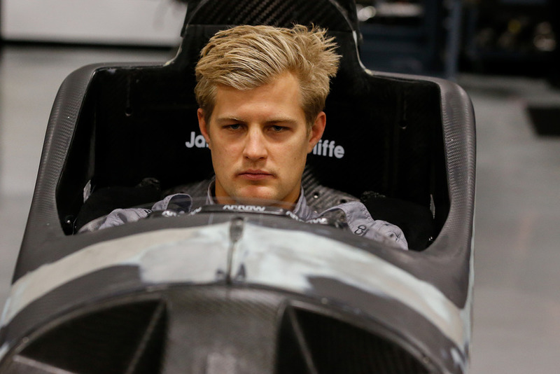 Marcus Ericsson prepara il sedile alla Schmidt Peterson Motorsports