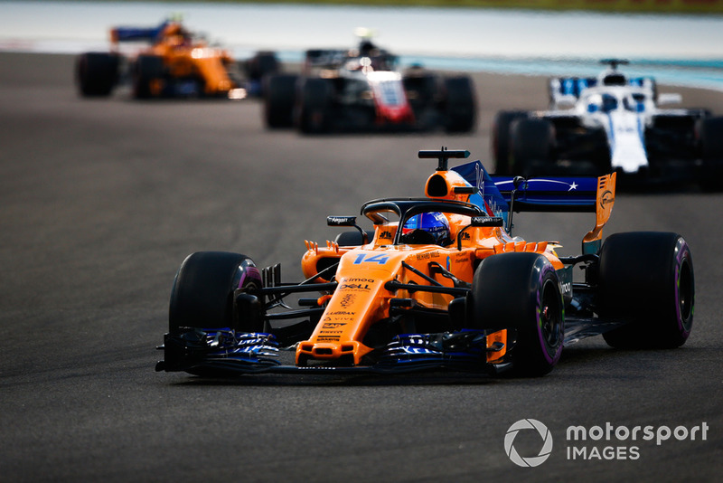Fernando Alonso, McLaren MCL33 leads Lance Stroll, Williams FW41 and Kevin Magnussen, Haas F1 Team VF-18
