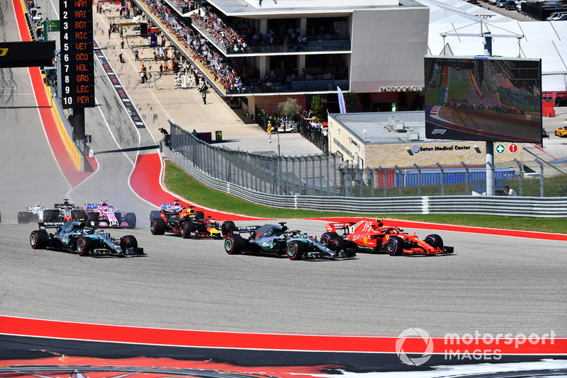Kimi Raikkonen, Ferrari SF71H y Lewis Hamilton, Mercedes-AMG F1 W09 en la salida