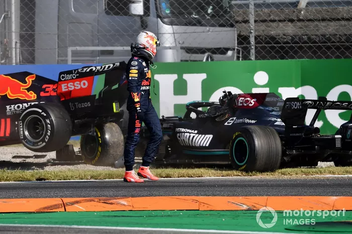 Max Verstappen, Red Bull Racing, mira a Lewis Hamilton, Mercedes W12, después del accidente
