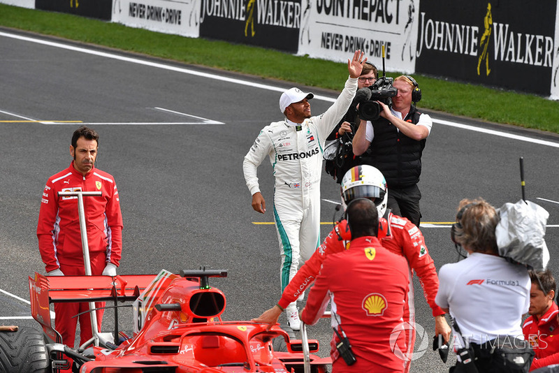 Il poleman Lewis Hamilton, Mercedes AMG F1, festeggia nel parco chiuso