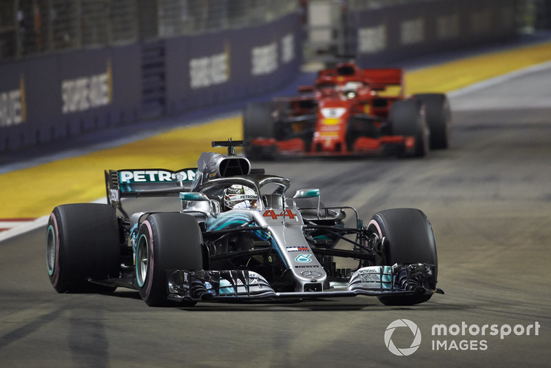 Lewis Hamilton, Mercedes AMG F1 W09 EQ Power+, za nim Sebastian Vettel, Ferrari SF71H