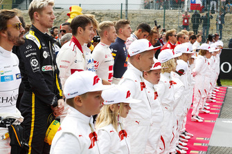 Fernando Alonso, McLaren, Nico Hulkenberg, Renault Sport F1 Team, Charles Leclerc, Sauber, Kevin Magnussen, Haas F1 Team, and the rest of the drivers with the Grid Kid mascots
