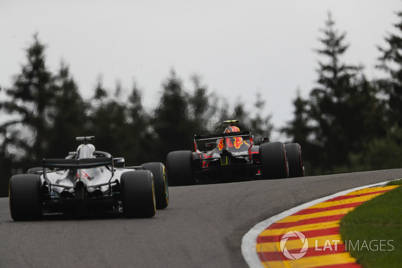 Max Verstappen, Red Bull Racing RB14, y Lewis Hamilton, Mercedes AMG F1 W09