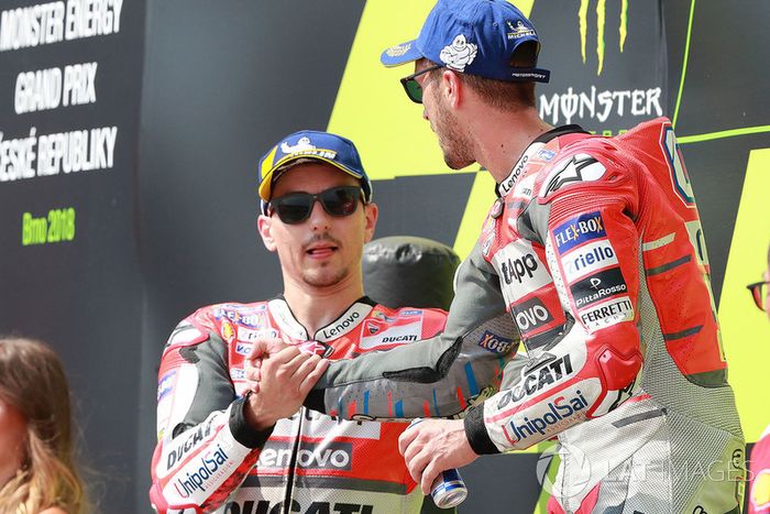 Andrea Dovizioso y Jorge Lorenzo el pasado año 1-2 en Brno