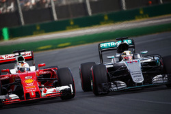 Lewis Hamilton, Mercedes AMG F1 Team W07 et Sebastian Vettel, Ferrari SF16-H en lutte pour une position