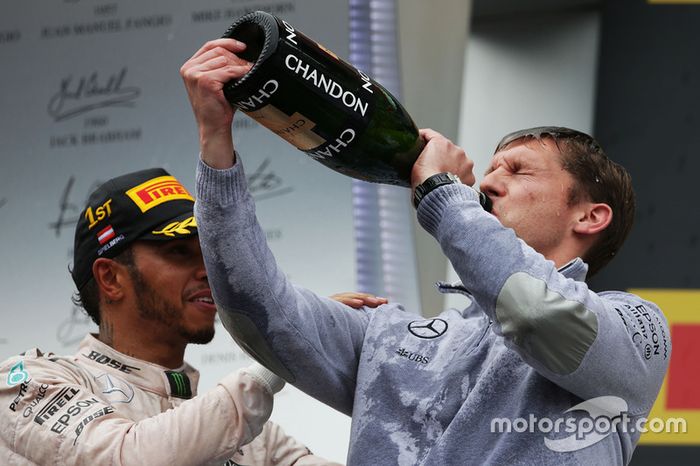 Ganador de la carrera Lewis Hamilton, Mercedes AMG F1 celebra en el podio con James Vowles, Mercedes AMG F1 Chief Strategist