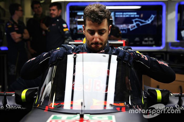 Daniel Ricciardo, Red Bull Racing RB12 con el protector de cabeza