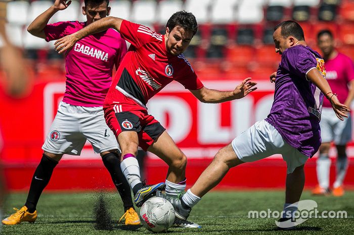Sergio Pérez juega futbol