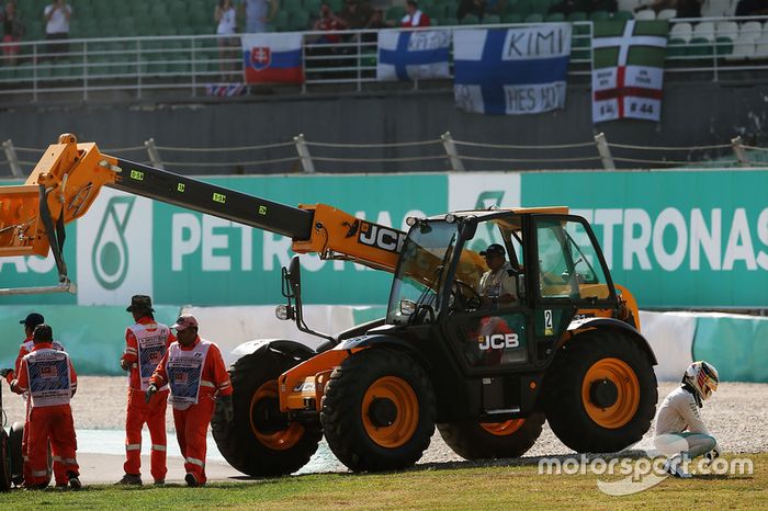 Lewis Hamilton, Mercedes AMG F1 W07 Hybrid retirado de la carrera por problemas con el motor