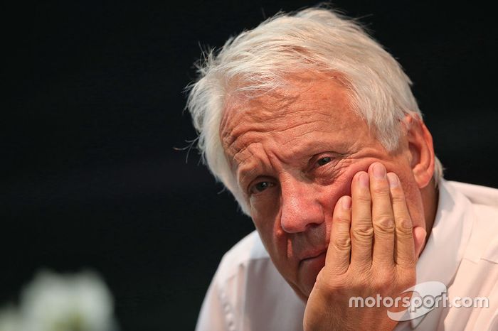 Charlie Whiting, delegado de la FIA en una conferencia de prensa FIA