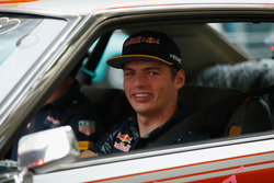 Daniel Ricciardo e Max Verstappen, Red Bull Racing guidano per Tokyo in una Bosozuko Car