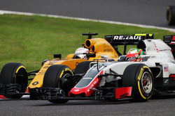 Esteban Gutierrez, Haas F1 Team VF-16, und Kevin Magnussen, Renault Sport F1 Team RS16