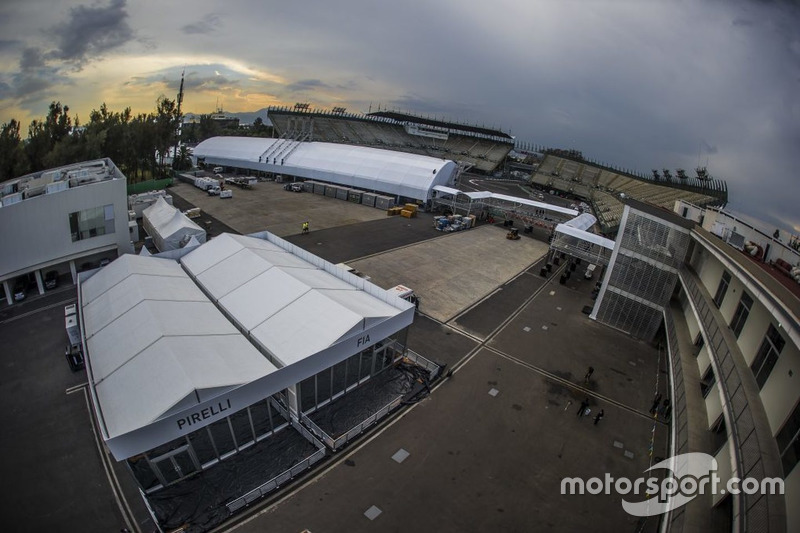 Arbeiten am Autodromo Hermanos Rodríguez in Mexiko