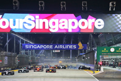 Старт гонки: Нико Росберг, Mercedes AMG F1 W07 Hybrid, Нико Хюлькенберг, Sahara Force India F1 VJM09
