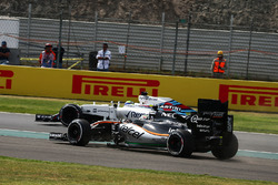 Sergio Pérez, Sahara Force India F1 VJM09 con Felipe Massa, Williams FW38