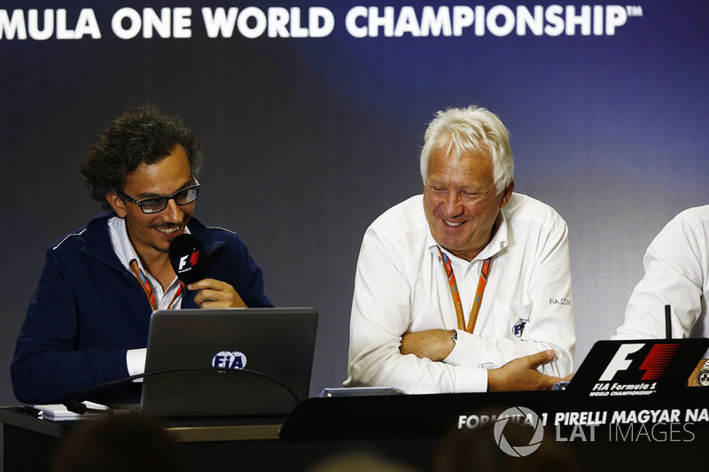 Laurent Mekies, Director de carrera adjunta de F1, FIA, Charlie Whiting, Director de carrera de la FIA y Matteo Bonciani, jefe de comunicaciones de la FIA y delegado de medios de comunicación, sede de una conferencia de prensa sobre la introducción del hal