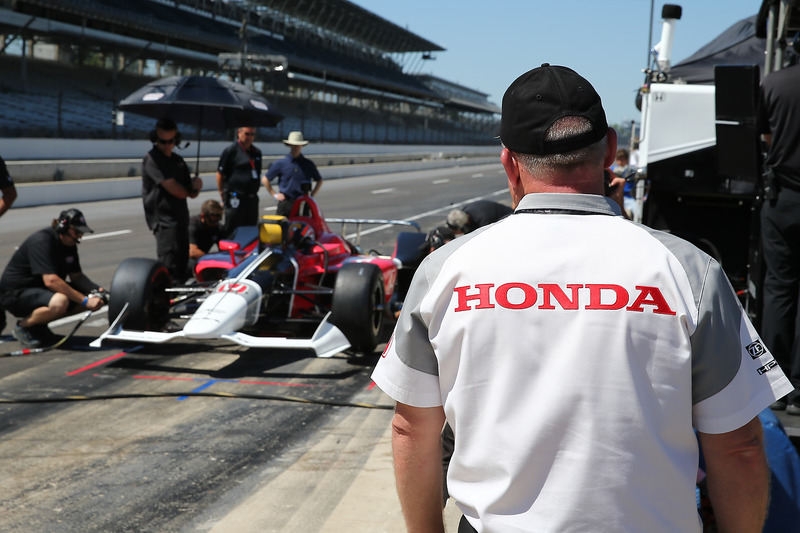 Інженери Honda оглядають машину IndyCar 2018 року Оріола Сервії із двигуном Honda