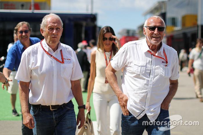 El Dr. Helmut Marko, asesor de Red Bull Motorsport y Dietrich Mateschitz, CEO y fundador de Red Bull