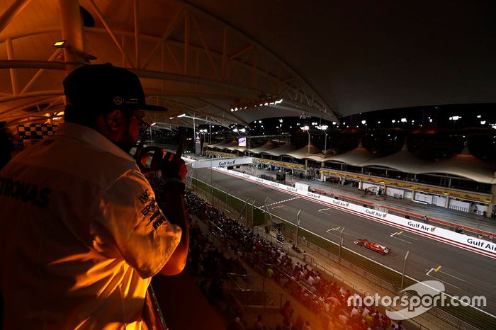 Un fan graba a Kimi Raikkonen, Ferrari SF70H