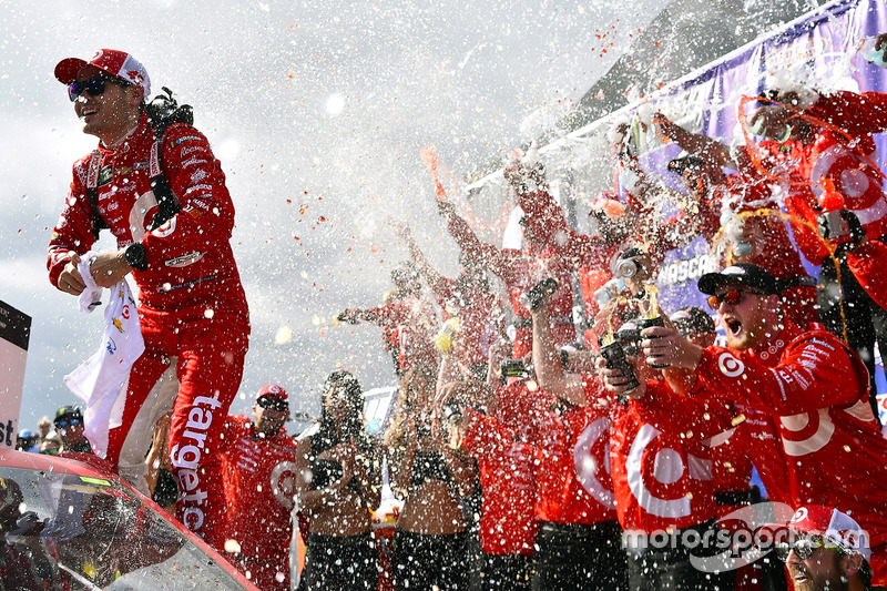 8. Kyle Larson, Chip Ganassi Racing Chevrolet celebra la victoria en Victory Lane