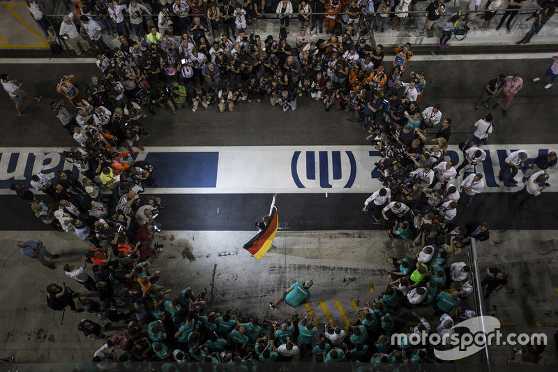 3. Nico Rosberg, Mercedes AMG F1 celebrates his World Championship with wife Vivian Rosberg and the team
