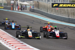 Алекс Палоу, Campos Racing, попереду Санді Стувіка, Trident, і Татьяни Кальдерон, Arden Internationa