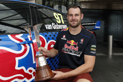 Shane van Gisbergen, Triple Eight Race Engineering, Holden, mit dem Meisterpokal 2016