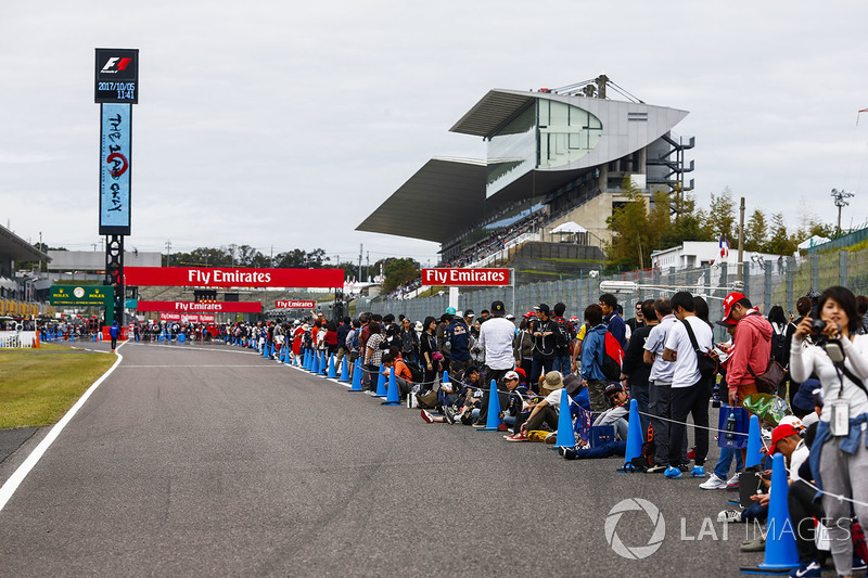 Desde cedo, os fãs fizeram longas filas para entrar no paddock de Suzuka.
