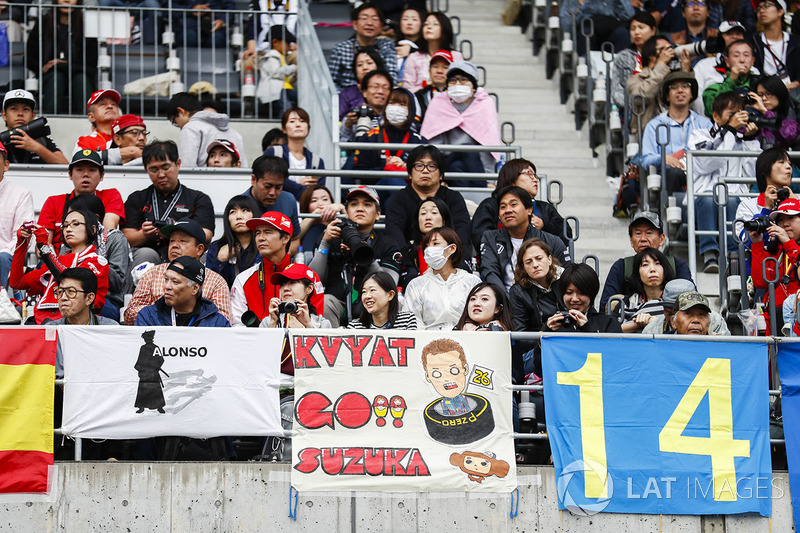 Fans with a message for Daniil Kvyat, Scuderia Toro Rosso