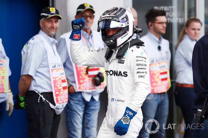 Ganador de la pole Valtteri Bottas, Mercedes AMG F1