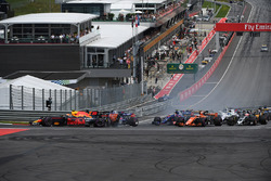 Max Verstappen, Red Bull Racing RB13, Fernando Alonso, McLaren MCL32, Daniil Kvyat, Scuderia Toro Rosso STR12 collide