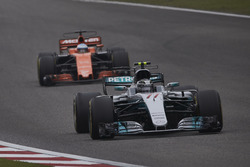Валттері Боттас, Mercedes AMG F1 W08, Фернандо Алонсо, McLaren MCL32