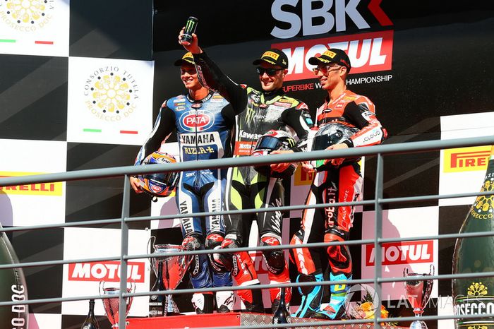 Podium: Ganador, Jonathan Rea, Kawasaki Racing, segundo, Michael van der Mark, Pata Yamaha, tercero, Marco Melandri, Ducati Team