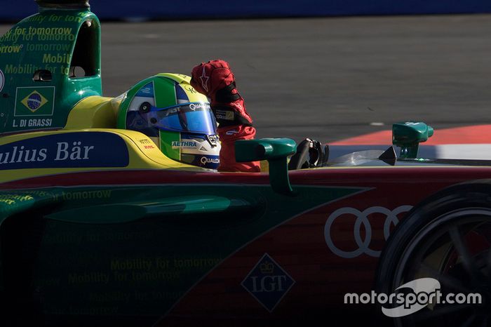 Ganador de la carrera Lucas di Grassi, Audi Sport Team Abt