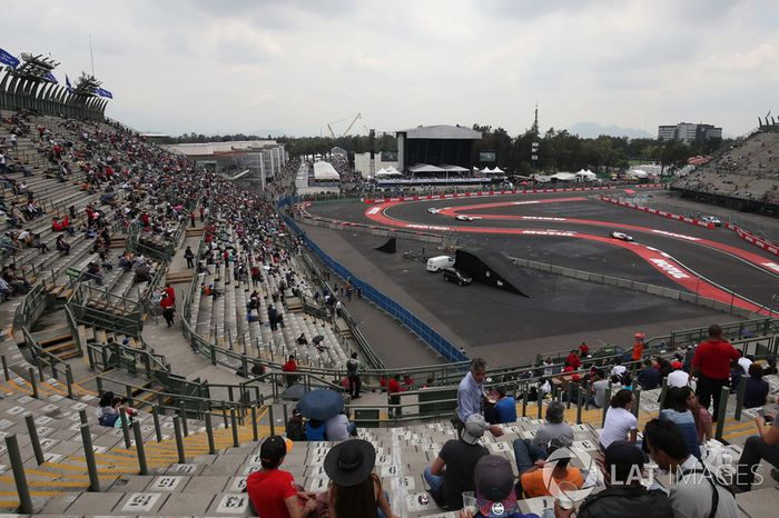 #2 Porsche Team Porsche 919 Hybrid: Timo Bernhard, Earl Bamber, Brendon Hartley