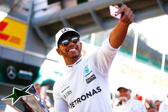 Ganador, Lewis Hamilton, Mercedes AMG F1, celebra con el equipo